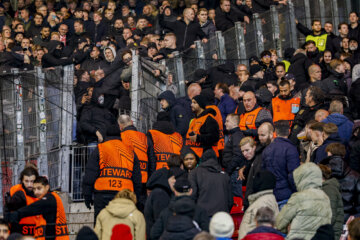 Veel stewards bij het uitvak van Feyenoord in de uitwedstrijd tegen VfB Stuttgart