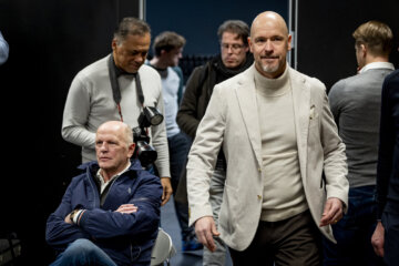 Jan Streuer en Erik ten Hag op een persconferentie bij FC Twente