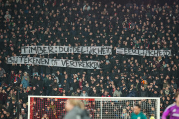 Feyenoord-fans tonen een spandoek voor Quinten Timber in De Kuip