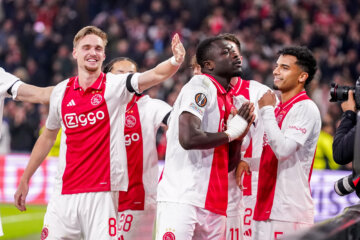 Brian Brobbey wordt gefeliciteerd door Kenneth Taylor en Owen Wijndal