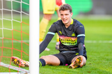 Guus Til zit op het gras in de Galgenwaard tijdens FC Utrecht - PSV