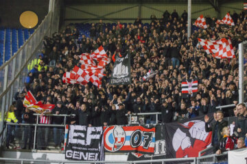 Supporters van PSV in het uitvak bij Heerenveen