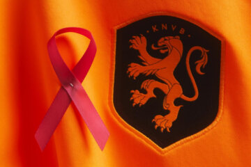 De OranjeLeeuwinnen zetten zich in voor Pink Ribbon