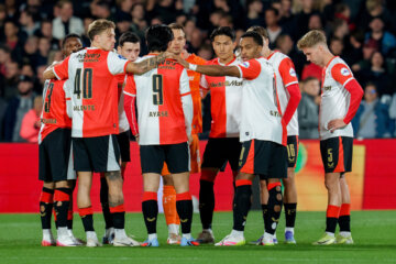 Feyenoord-spelers maken zich klaar in De Kuip