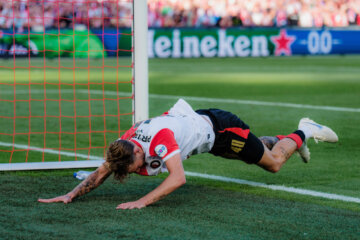 Luciano Valente valt neer op het veld in De Kuip