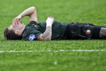 Luciano Valente ligt geblesseerd op het veld in de Johan Cruijff Arena