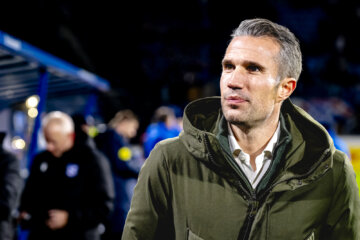 Robin van Persie kijkt rond in het Abe Lenstra Stadion