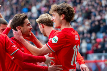 Bart van Rooij en Sam Lammers vieren een treffer