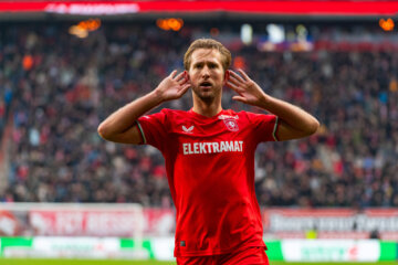 Michel Vlap viert feest met de FC Twente-fans na zijn goal
