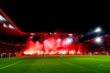 Vuurwerk bij Vak-P tijdens de wedstrijd van FC Twente tegen Besiktas