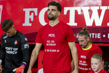 Robin Pröpper draagt een shirt met een steunbetuiging voor Mees Hilgers