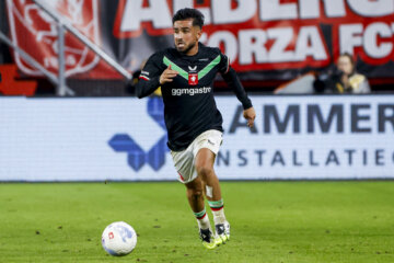 Naci Ünüvar aan de bal namens FC Twente