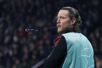 Wout Weghorst wacht op een invalbeurt bij Ajax