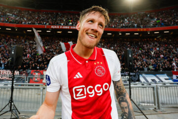 Wout Weghorst lacht na zijn goal in de Johan Cruijff Arena