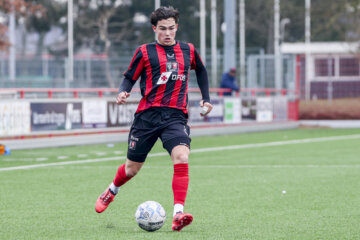 Jeppe Weinreder aan de bal in Hengelo