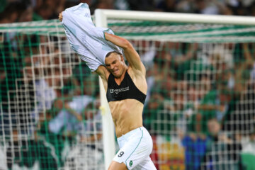 Brynjolfur Willumsson trekt zijn shirt uit