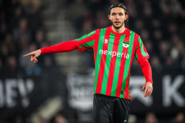 Willum Willumsson geeft aanwijzingen bij NEC