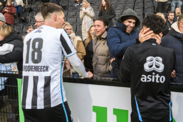 Jeffrey de Visscher en Ramiz Zerrouki langs de lijn bij Alec van Hoorenbeeck en Naci Ünüvar