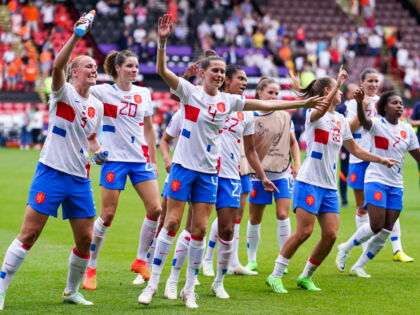 De OranjeLeeuwinnen vieren een feestje