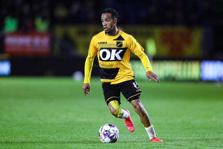 Jarchinio Antonia in het shirt van NAC Breda