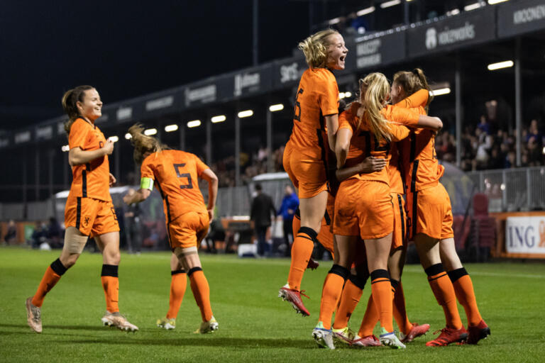 Vreugde bij de Jong Oranje Leeuwinnen na de 6-0 tegen Italië