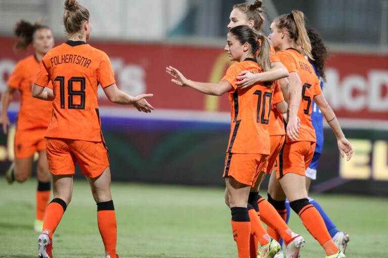De OranjeLeeuwinnen juichen na een goal tegen Cyprus
