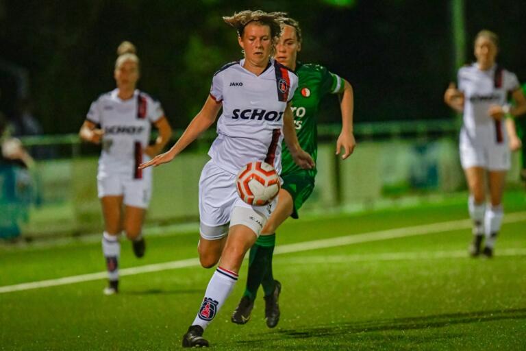 Maudy Stoop in actie namens VV Alkmaar