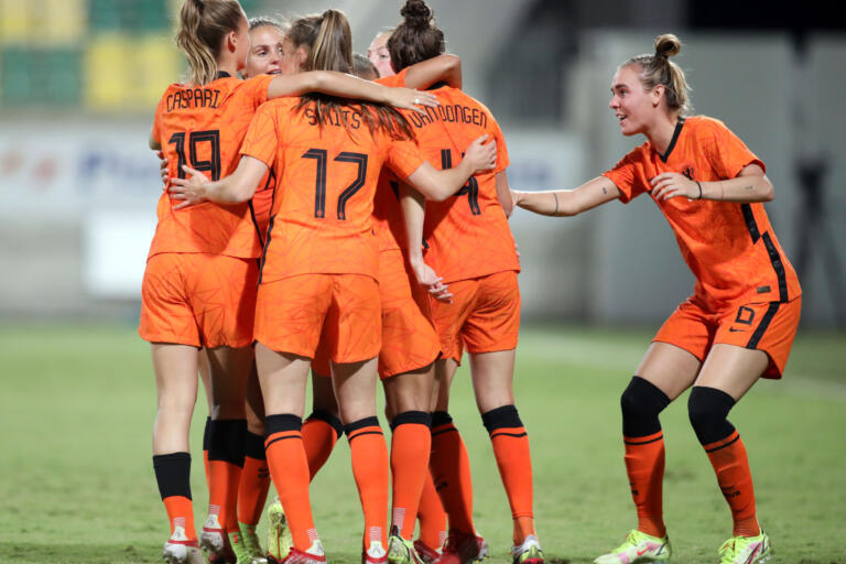 De OranjeLeeuwinnen juichen na een goal tegen Cyprus