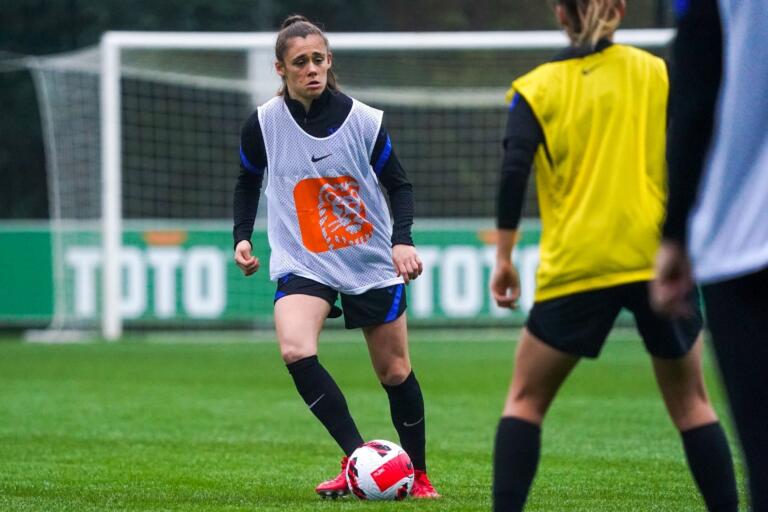 Joëlle Smits tijdens training OranjeLeeuwinnen