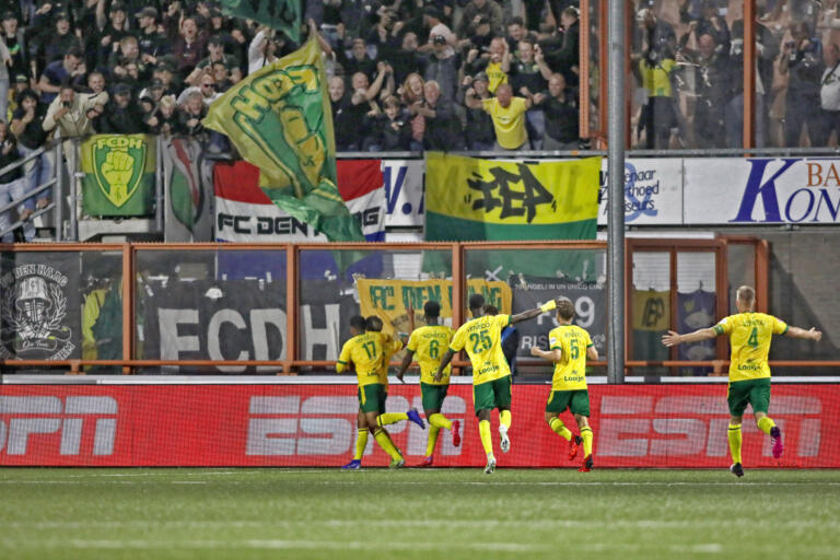 ADO Den Haag viert feest bij het uitvak in Volendam