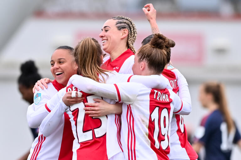 Ajax vrouwen juichen van den bighelaar 606ad5685cff5