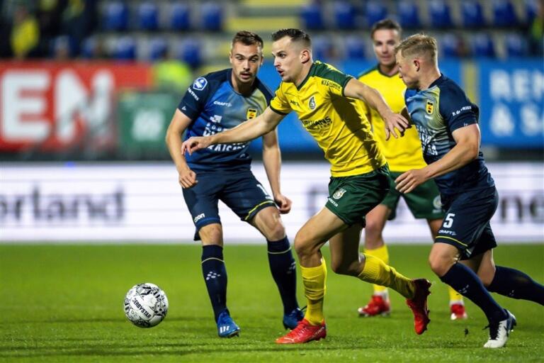 Mats Seuntjens aan de bal tegen SC Cambuur