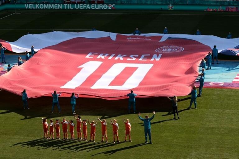 Christian eriksen eerbetoon 60cd9c7bd6bea