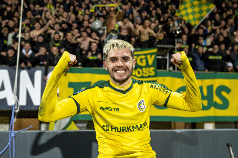 George Cox viert de zege op SC Cambuur