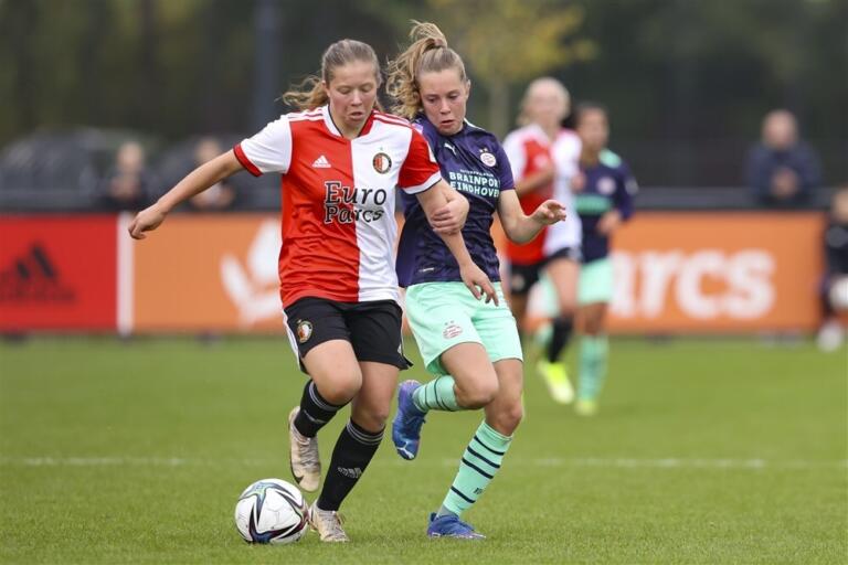 Romee van de Lavoir (Feyenoord) in duel met Janou Levels (PSV)