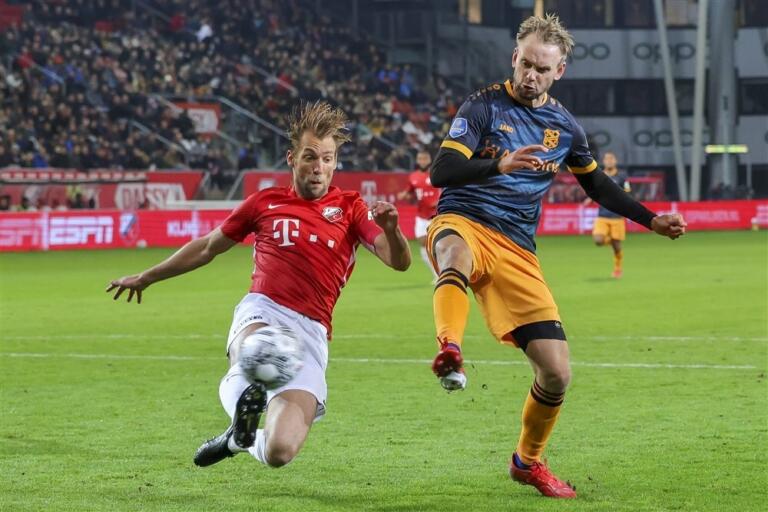 Willem Janssen in duel met Siem de Jong