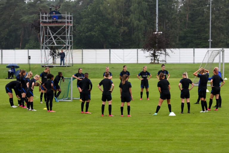Op oranjeleeuwinnen training 60dee9802784e