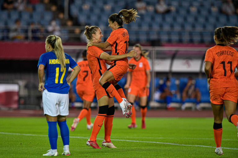 Op vivianne miedema danielle van de donk oranjeleeuwinnen 60fbf7a29b8e6