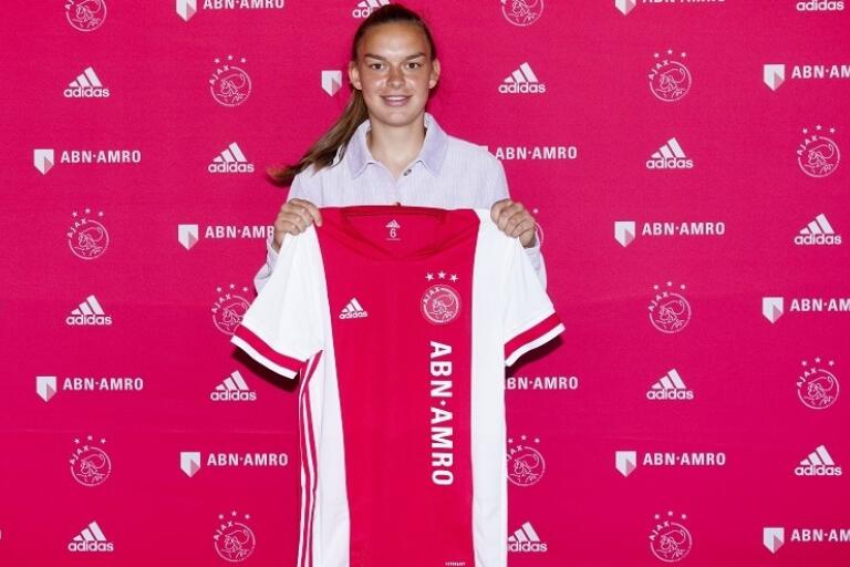 Romee leuchter ajax media 60c795288ee1b
