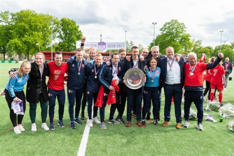 Staf fc twente kampioen 60be39421488c