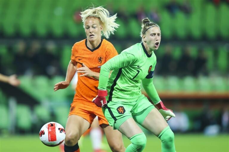 Stefanie van der gragt sari van veenendaal 6145e1391a66c