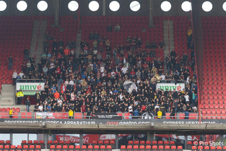 Uitvak FC Utrecht op bezoek bij FC Twente
