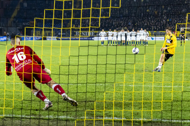 Boris van Schuppen scoort met een panenka