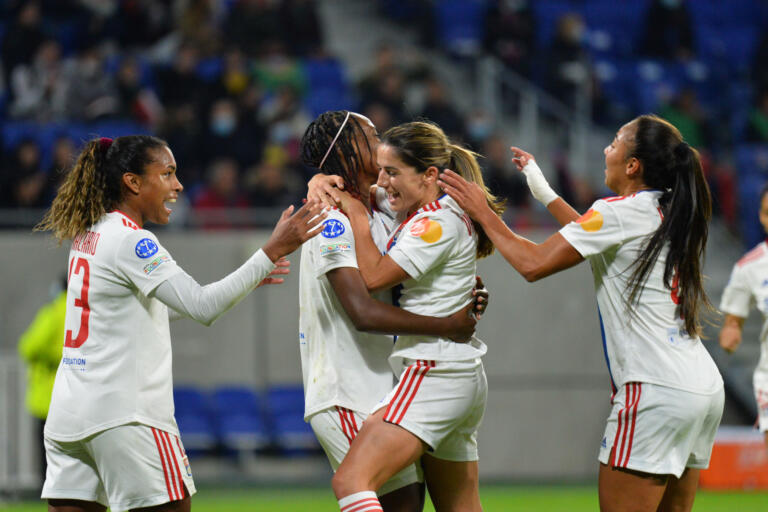 Daniëlle van de Donk viert haar goal voor Olympique Lyon