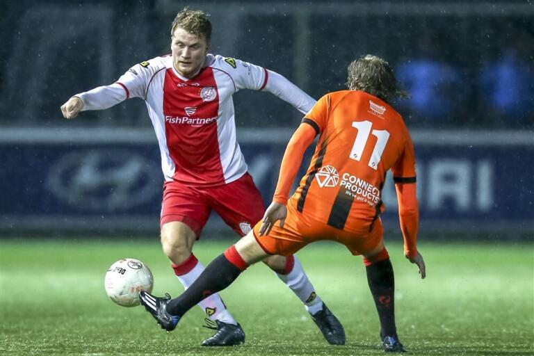 Vincent Verheul (met rugnummer 11) in actie tegen IJsselmeervogels