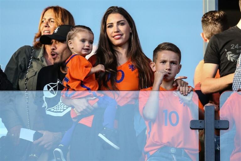 Yolanthe Cabau, ex van Wesley Sneijder, met haar kinderen op een voetbaltribune