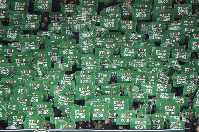 FC Groningen-fans protesteren tijdens de thuiswedstrijd tegen AZ