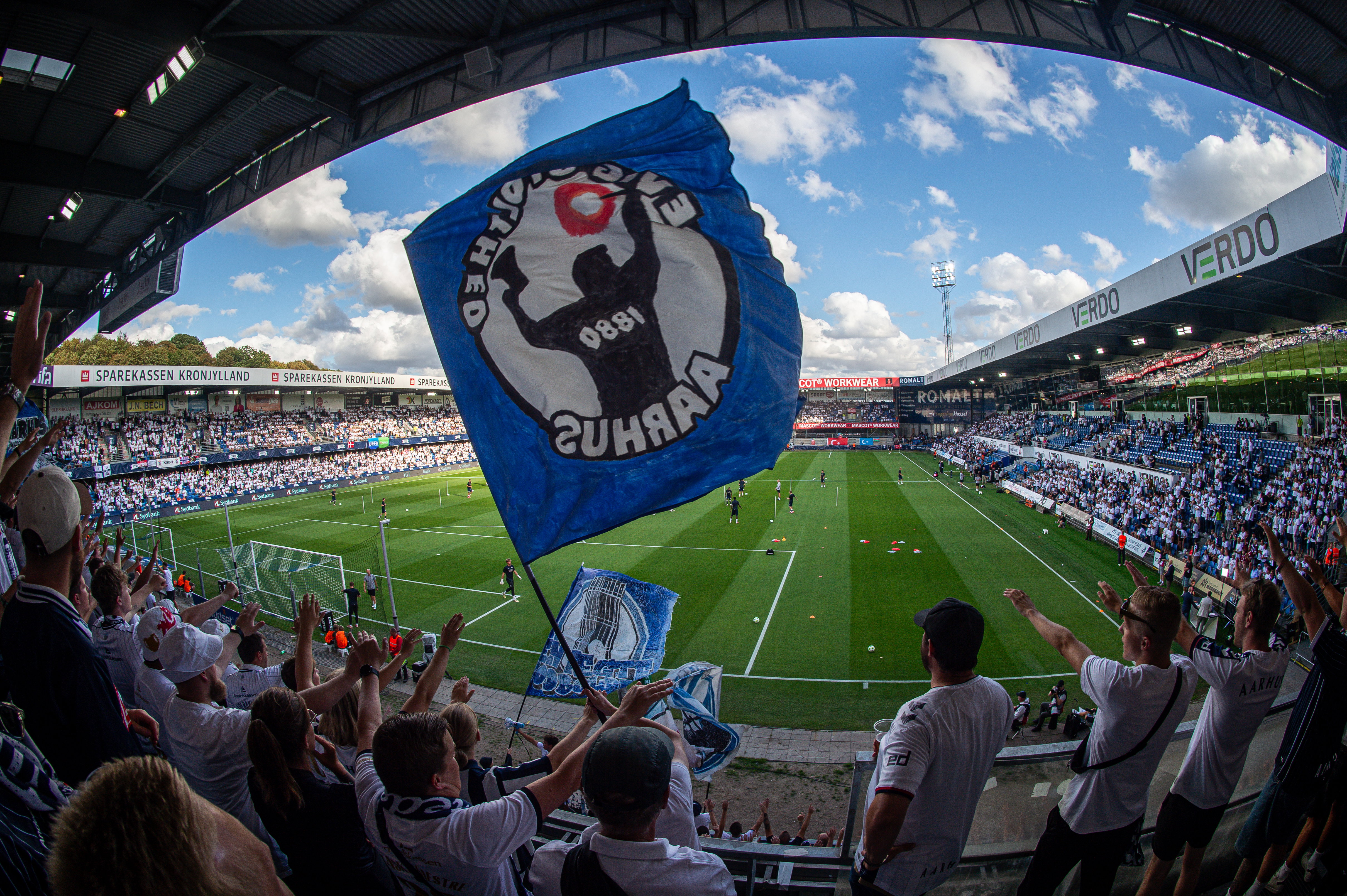 Aarhus-supporters zorgen voor sfeer in het stadion