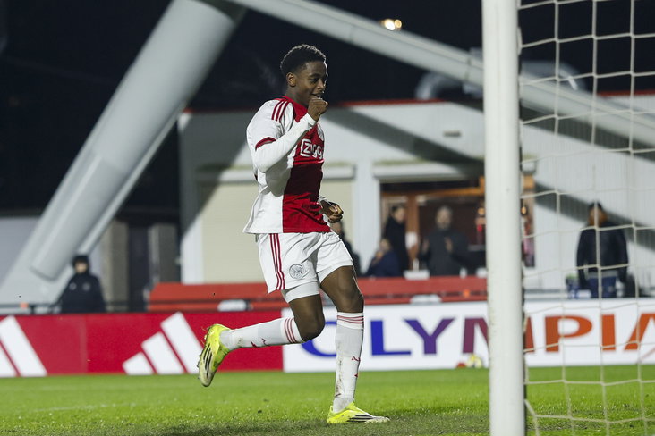 Mohamed Abdalla juicht na zijn eerste doelpunt bij Jong Ajax