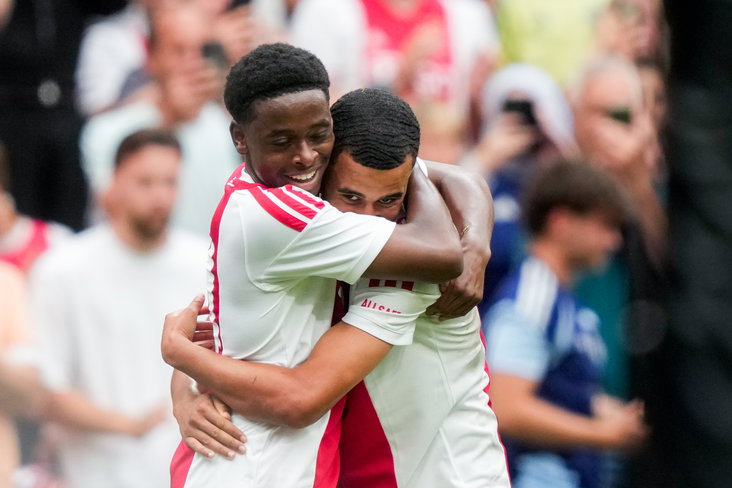 Abdalla en Ouazane juichen samen na een goal van Ajax in de Johan Cruijff Arena